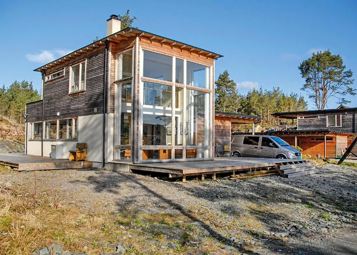 3 Bedroom Awesome In Сasa de vacaciones Mosterhamn